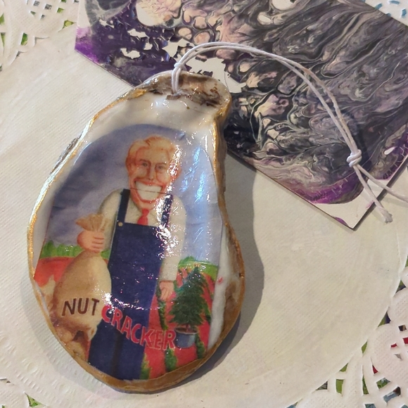 Jimmy Carter Handcrafted Oyster shell decoupaged "nutcracker" gold edged New - Picture 2 of 6